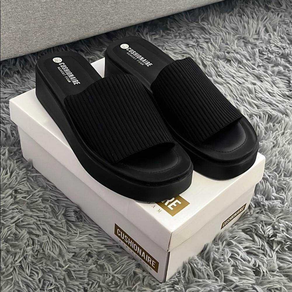 CUSHIONAIRE 90s BLACK FLATFORM SANDALS